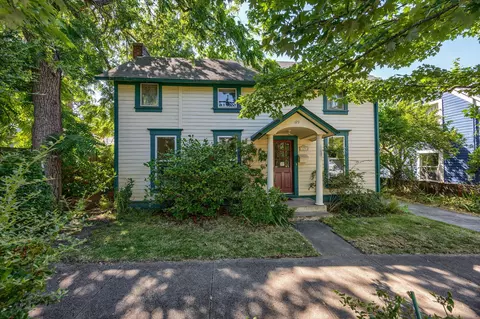 129 5th St, Ashland, OR 97520