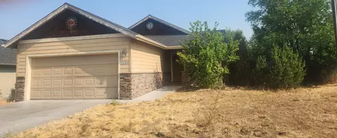 1025 NW Redwood Ave, Redmond, OR 97756