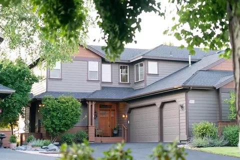 2055 Cinnamon Teal Dr, Redmond, OR 97756