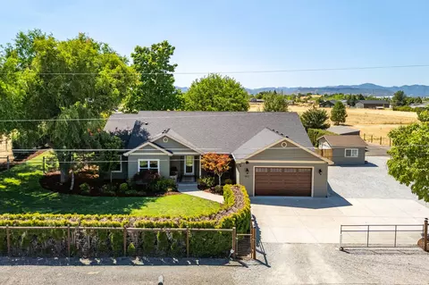 6837 Lakeview Dr, Central Point, OR 97502