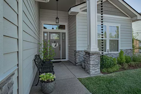 261 Bellerive Dr, Eagle Point, OR 97524 photo 2