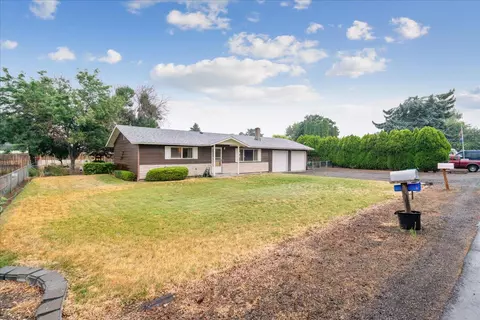 2130 NW 12th St, Redmond, OR 97756