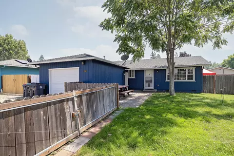 2560 Falcon St, White City, OR 97503