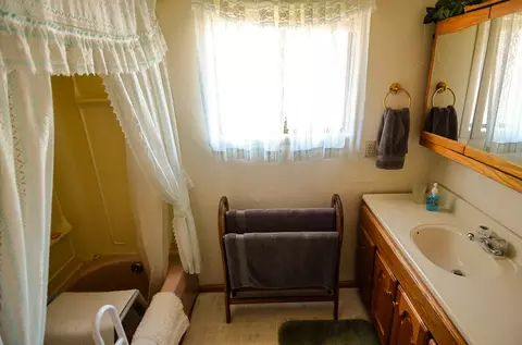 Bath - 62305 Haggard Loop, John Day, OR 97845 photo 2 of 2