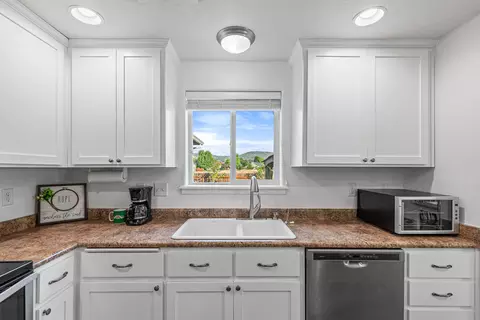 Kitchen - 1126 Highlands Dr, Eagle Point, OR 97524 photo 5 of 6
