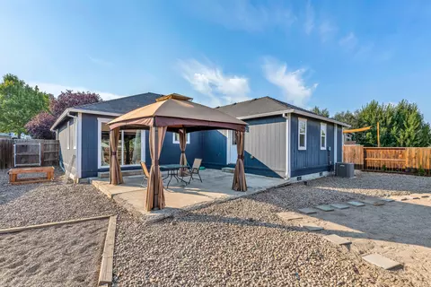 Exterior - 1126 Highlands Dr, Eagle Point, OR 97524 photo 4 of 7