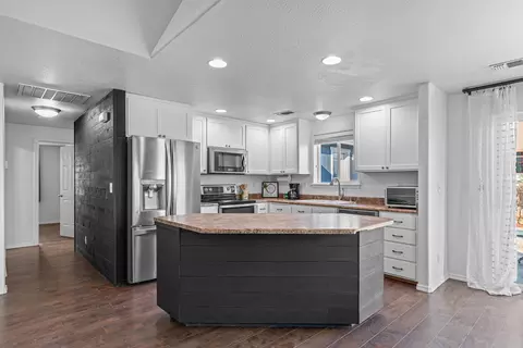 Kitchen - 1126 Highlands Dr, Eagle Point, OR 97524 photo 1 of 6