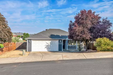 1126 Highlands Dr, Eagle Point, OR 97524