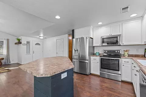 Kitchen - 1126 Highlands Dr, Eagle Point, OR 97524 photo 3 of 6