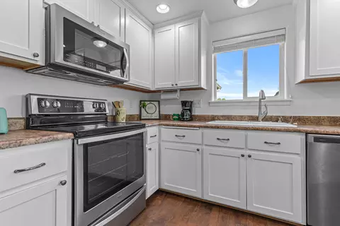Kitchen - 1126 Highlands Dr, Eagle Point, OR 97524 photo 4 of 6