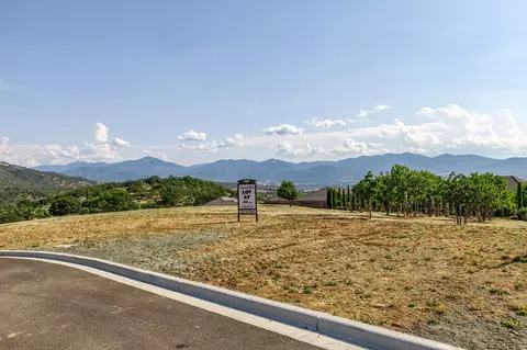5645 Springview Ct, Medford, OR 97504