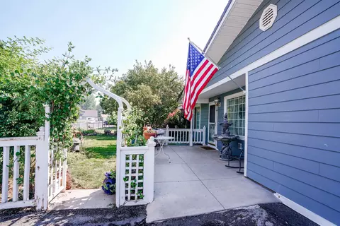 4231 Myrtlewood Dr, Klamath Falls, OR 97603