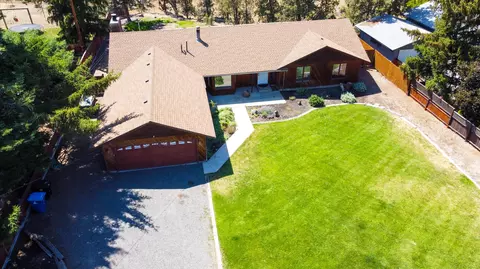 1561 SW Canyon Dr, Redmond, OR 97756