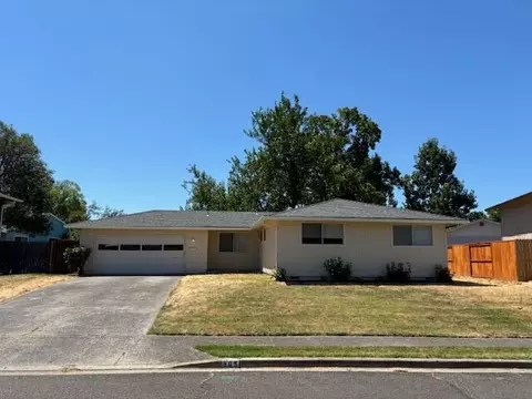 805 N 5th St, Central Point, OR 97502