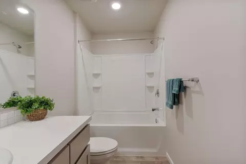 Bath - 20621 SE Gemstone Ave, Bend, OR 97702 photo 4 of 4