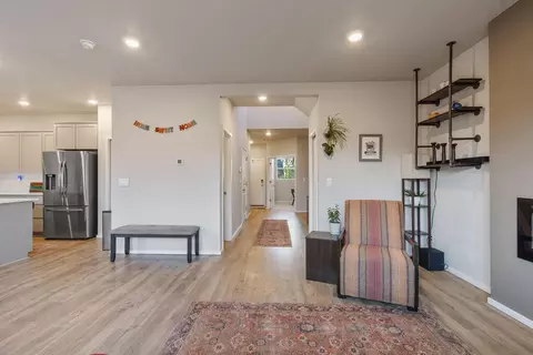 Entry Way - 20621 SE Gemstone Ave, Bend, OR 97702 photo 6 of 13
