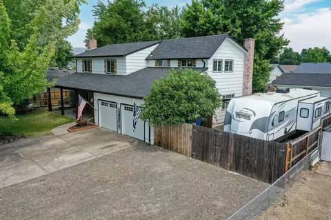 332 Shadow Lawn Dr, Eagle Point, OR 97524