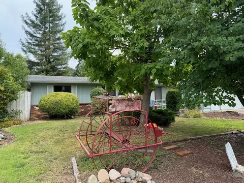1519 NW Lawnridge Ave, Grants Pass, OR 97526