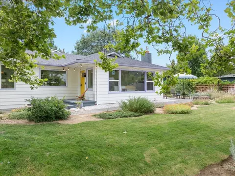 308 NW Van Dyke Pl, Grants Pass, OR 97526