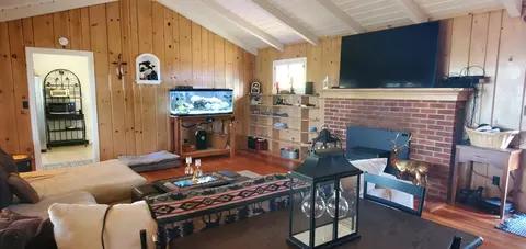 Living - 1501 Hammel Rd, Eagle Point, OR 97524 photo 3 of 5
