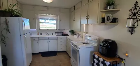 Kitchen - 1501 Hammel Rd, Eagle Point, OR 97524 photo 1 of 2
