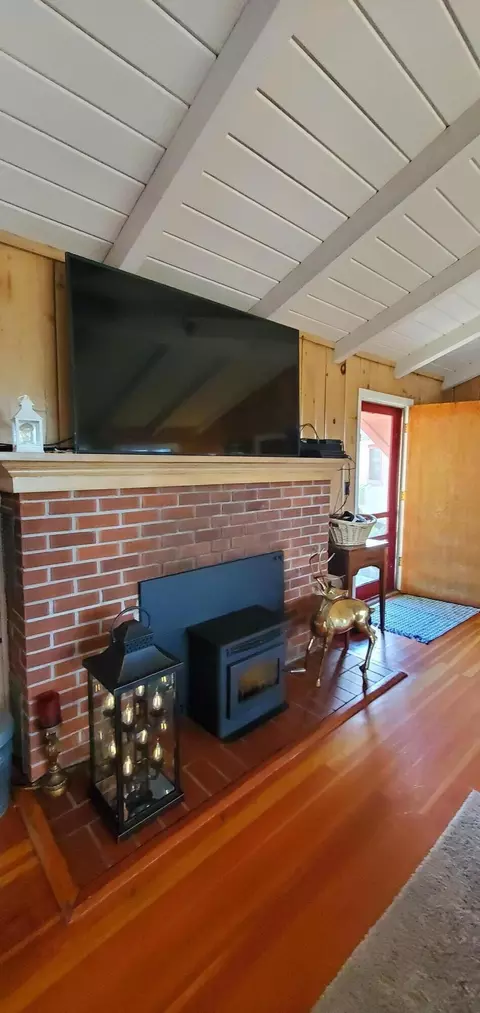 Living - 1501 Hammel Rd, Eagle Point, OR 97524 photo 2 of 5