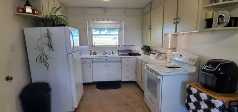 Kitchen - 1501 Hammel Rd, Eagle Point, OR 97524 photo 2 of 2