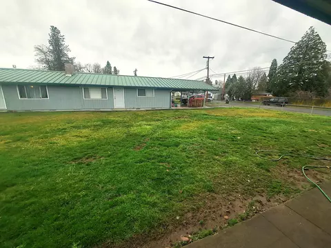 Exterior - 204 Fargo St, Eagle Point, OR 97524 photo 3 of 4