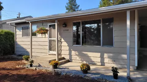1208 SW Jordan St, Grants Pass, OR 97526