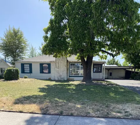 1694 Dowell Rd, Grants Pass, OR 97527