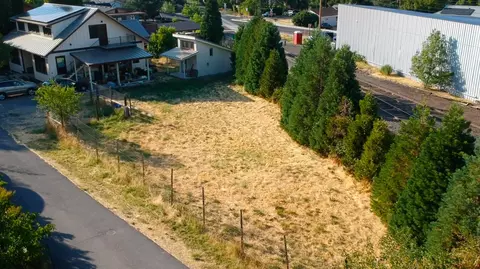 256 N Laurel St, Ashland, OR 97520