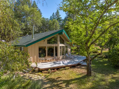 5910 Jerome Prarie Rd, Grants Pass, OR 97527