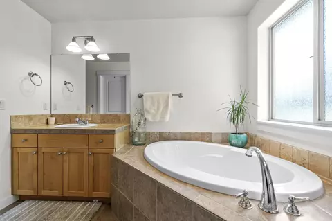 Bath - 62459 Eagle Rd, Bend, OR 97701 photo 1 of 4