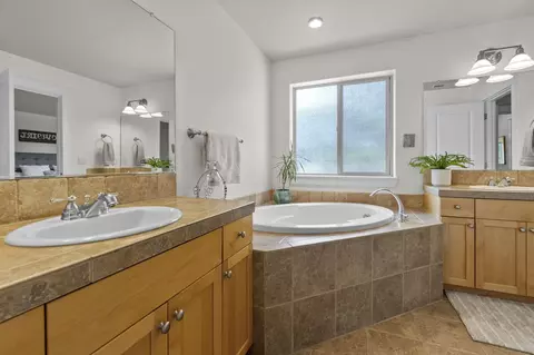 Bath - 62459 Eagle Rd, Bend, OR 97701 photo 2 of 4