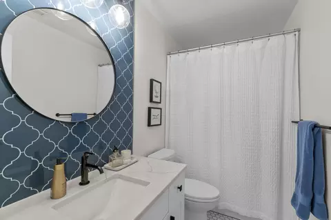 Bath - 62459 Eagle Rd, Bend, OR 97701 photo 3 of 4