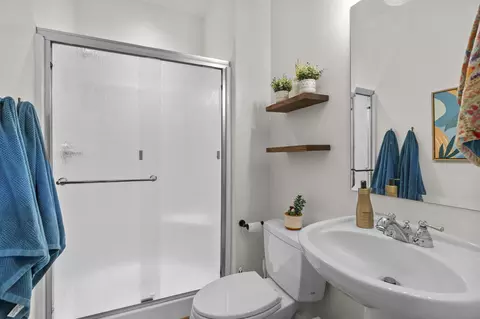 Bath - 62459 Eagle Rd, Bend, OR 97701 photo 4 of 4
