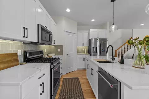 Kitchen - 62459 Eagle Rd, Bend, OR 97701 photo 4 of 5