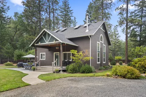 295 Peaceful Valley Ln, Grants Pass, OR 97527