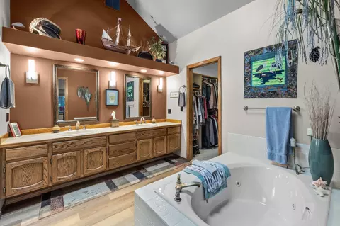 Bath - 60844 Willow Creek Loop, Bend, OR 97702 photo 1 of 3