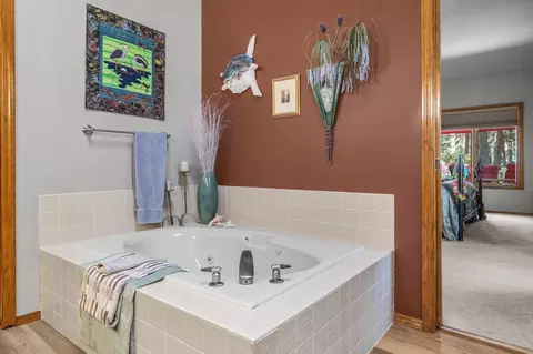 Bath - 60844 Willow Creek Loop, Bend, OR 97702 photo 2 of 3