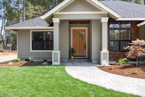 401 Woodlake Dr, Grants Pass, OR 97527
