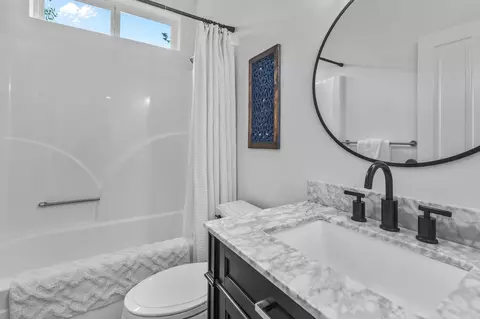 Bath - 245 NW 16th St, Bend, OR 97703 photo 4 of 5
