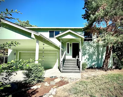425 Kellogg St, Gold Hill, OR 97525