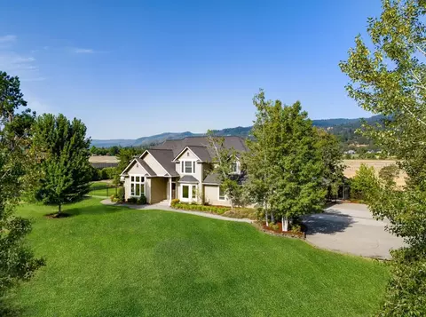 2845 Hanley Rd, Central Point, OR 97502