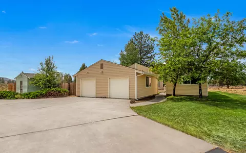 60015 Stirling Dr, Bend, OR 97702 photo 3