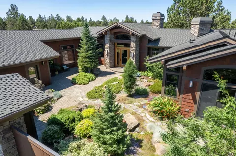 22370 White Peaks Dr, Bend, OR 97702
