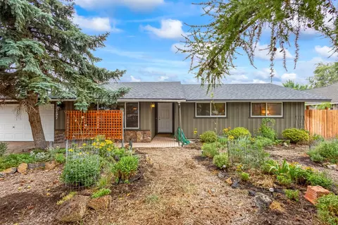 2297 SW 23rd St, Redmond, OR 97756