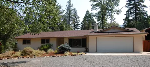 196 Surrey Dr, Grants Pass, OR 97526