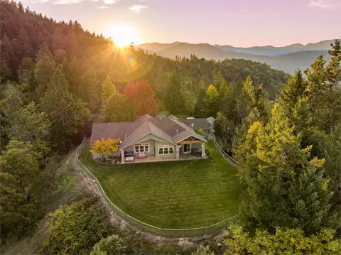700 Seclusion Loop, Grants Pass, OR 97526 photo 1