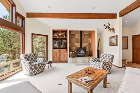 Living - 17027 Pasadena Rd, Bend, OR 97707 photo 2 of 4